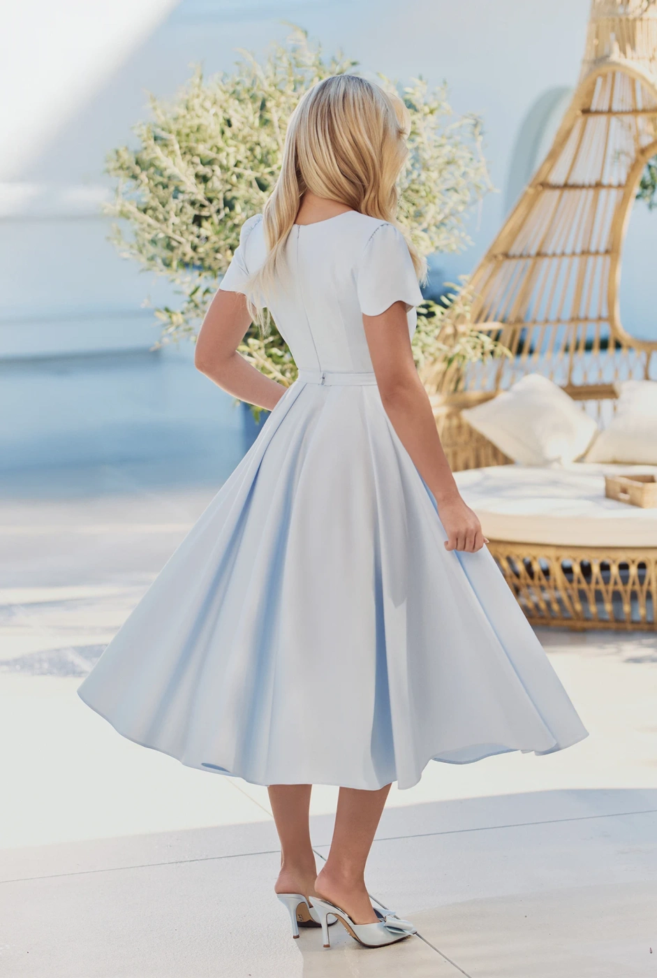 Goreti – blaues Midikleid mit Wellenausschnitt