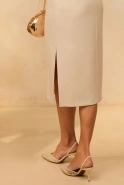 Fiametta – beige Midi-Kleid mit dekorativen Broschen