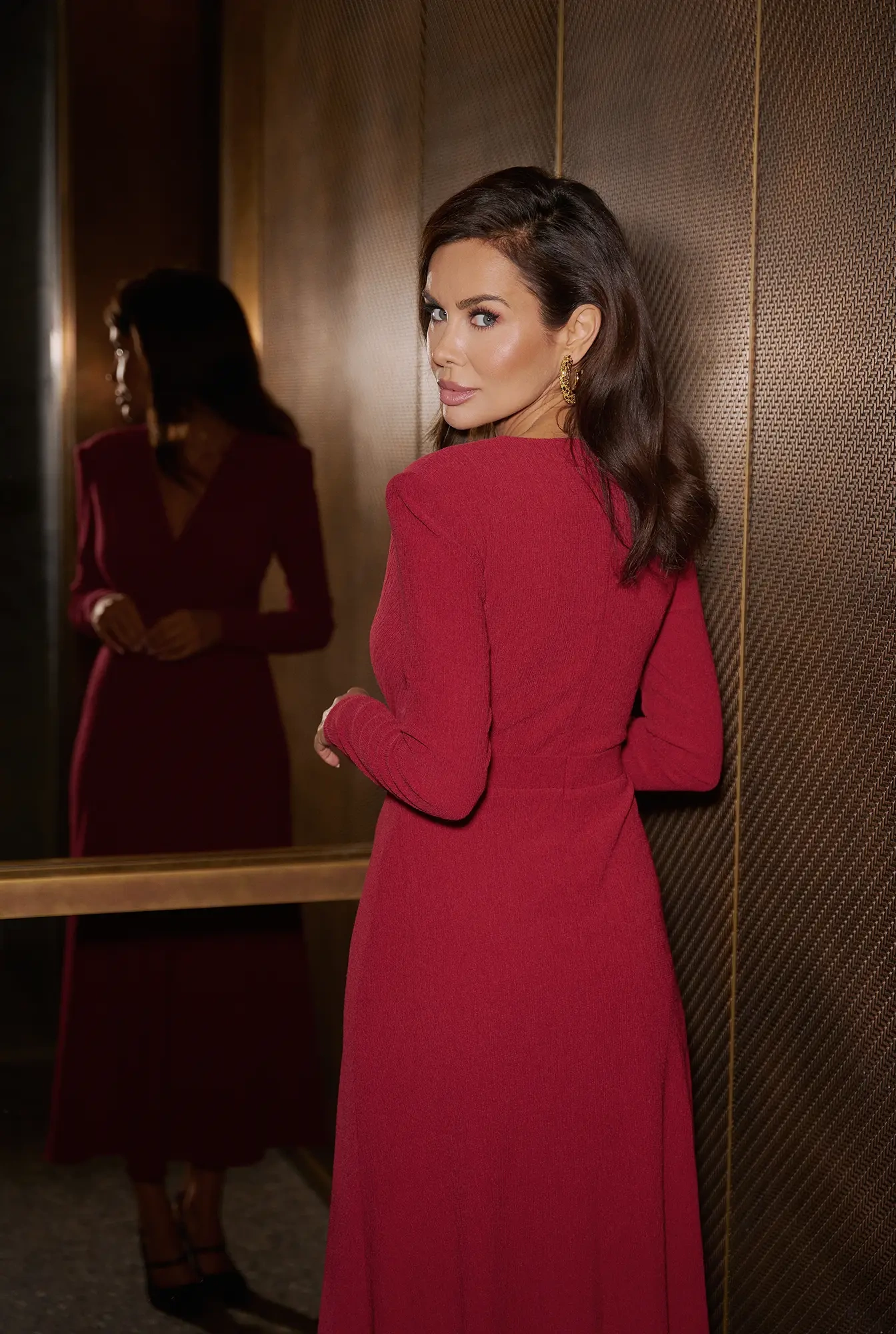 Aniceta – bordeauxfarbenes Midikleid mit Gürtel in der Taille