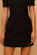 Caspera - Schwarzes Minikleid mit Blumenapplikation