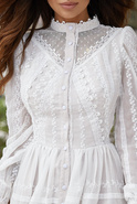 Aluna - Spitzenkleid mit Stehkragen in einem weißen Farbton
