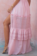 Aytona - durchbrochenes Maxikleid in einem rosa Farbton
