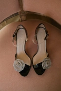 Iriza – schwarze Sandalen mit dekorativer Blume