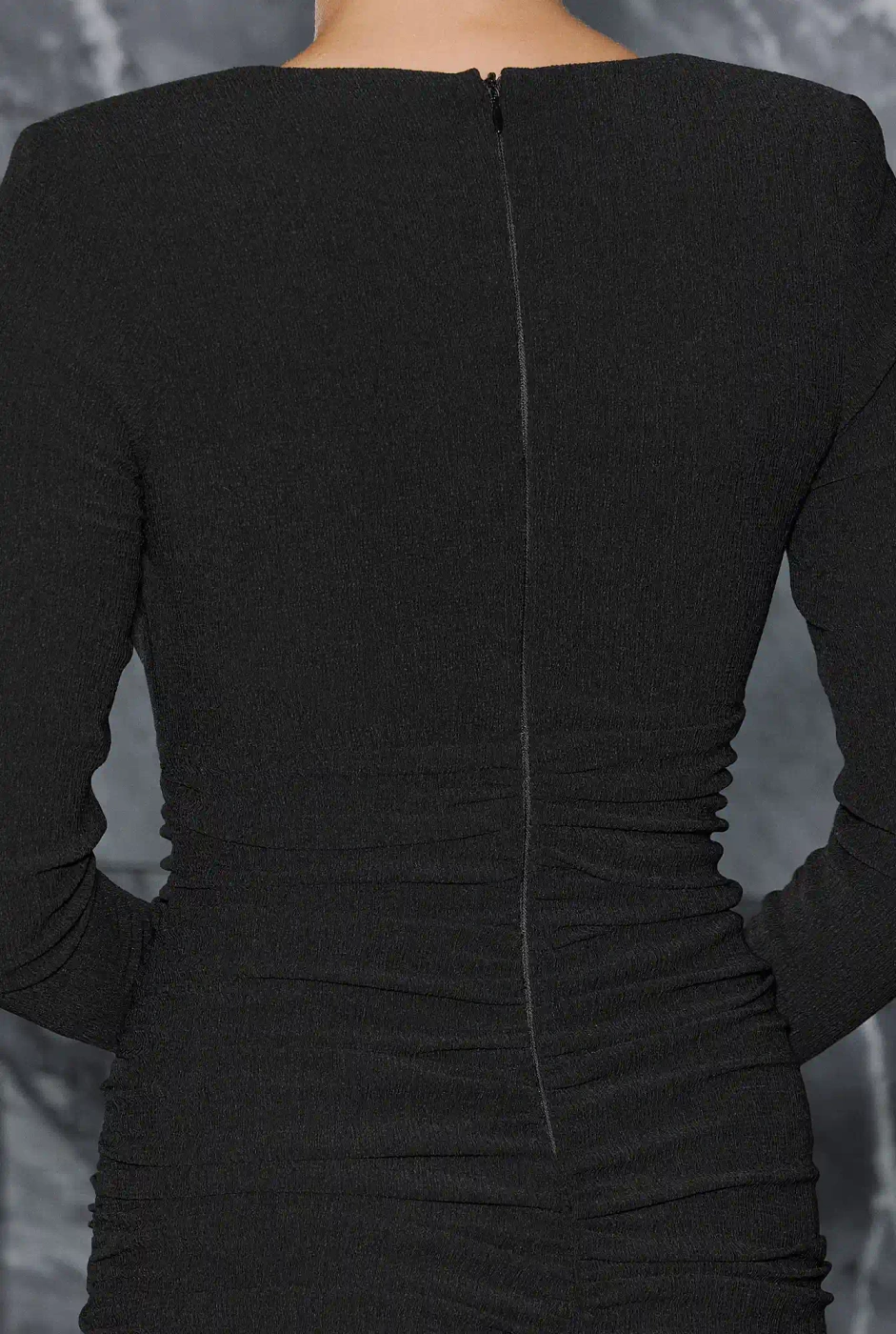 Uriona – schwarzes Maxikleid mit Schulterpolstern