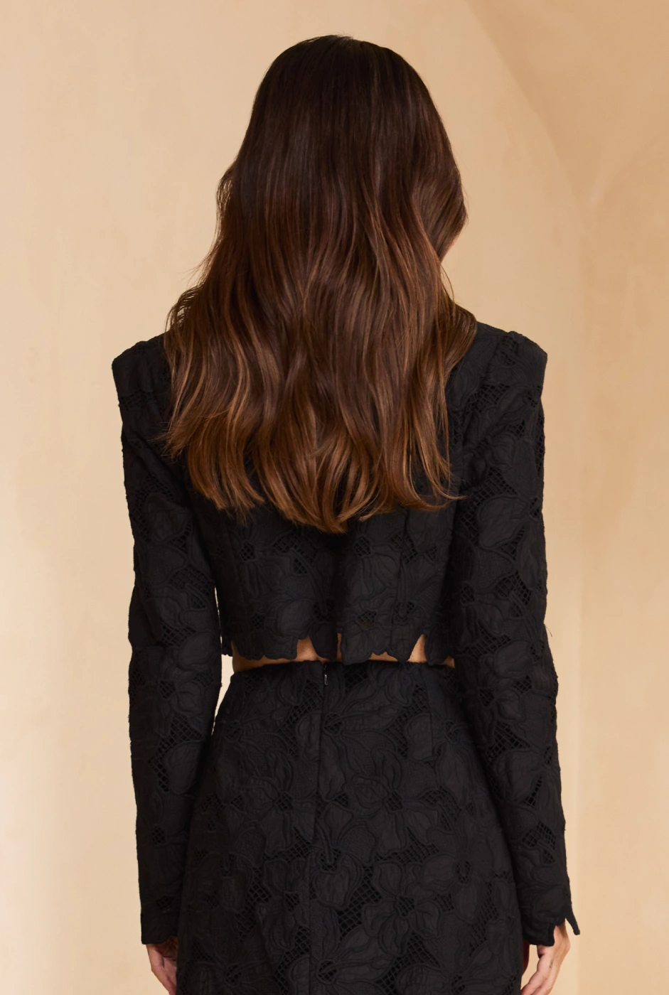 Jodie – schwarze Bluse mit durchbrochenem Stickmuster