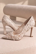 Stina – embroidered ecru pumps
