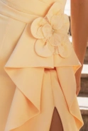 Kendra - Asymmetrisches Midikleid mit Bügelmieder, abnehmbaren Trägern und dekorativem Jabot