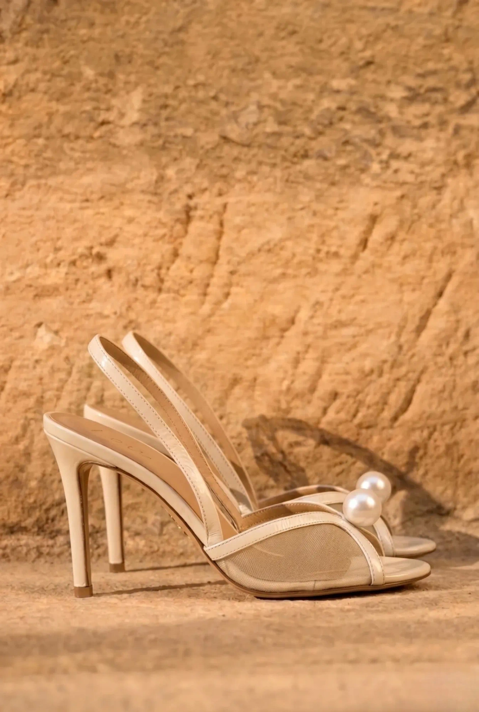 Lumiere – hellbeige Sandalen mit dekorativer Perle