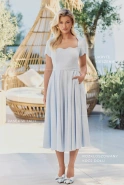Goreti – blaues Midikleid mit Wellenausschnitt