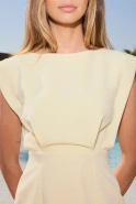 Jerefen – gelbes Midikleid mit schlichtem Schnitt