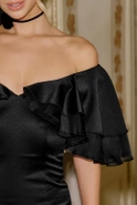 Abril - Schwarzes Kleid mit schwarzen Rüschen verziert 