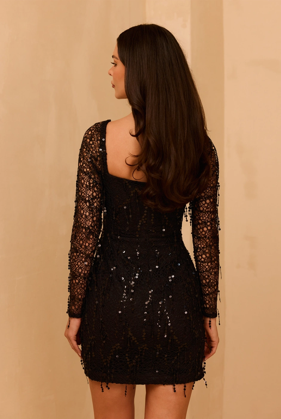 Ketnis – schwarzes Minikleid mit Fransen an der Spitze