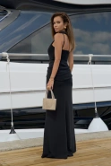 Anora – schwarzes Maxikleid mit Schleppe und Halterneck-Ausschnitt