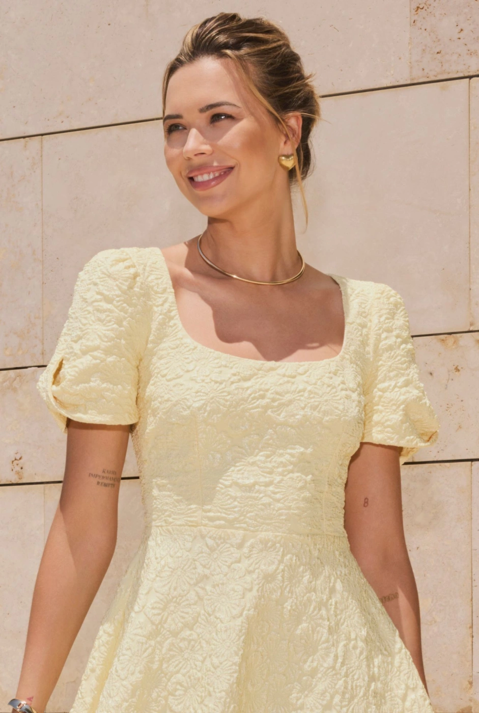 Rebeca – gelbes ausgestelltes Midikleid