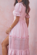 Aytona - durchbrochenes Maxikleid in einem rosa Farbton