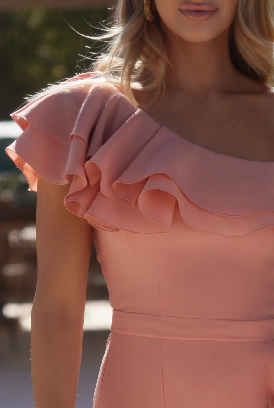 Airine - Korsettkleid in Pfirsichton mit asymmetrischem Ausschnitt und Rüschen