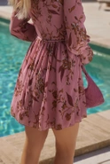 Rosita - Minikleid in schmutzigem Rosa mit Blumenmuster und Rüschen