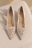 Stina – embroidered ecru pumps