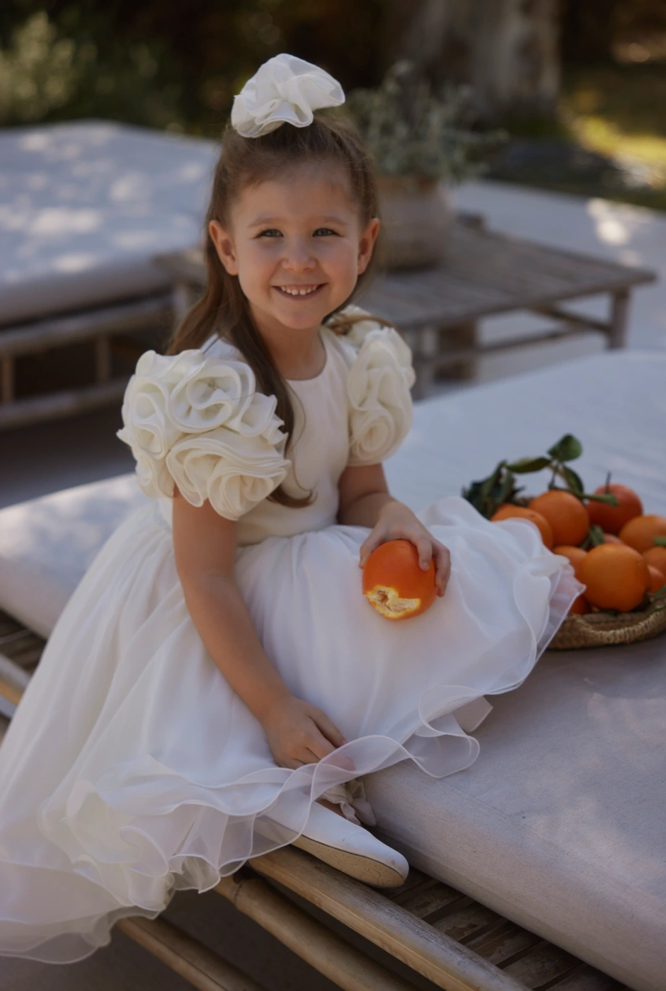 Ajla - Tailliertes Kinder-Knitterkleid mit Blumenapplikationen und asymmetrischem Unterteil