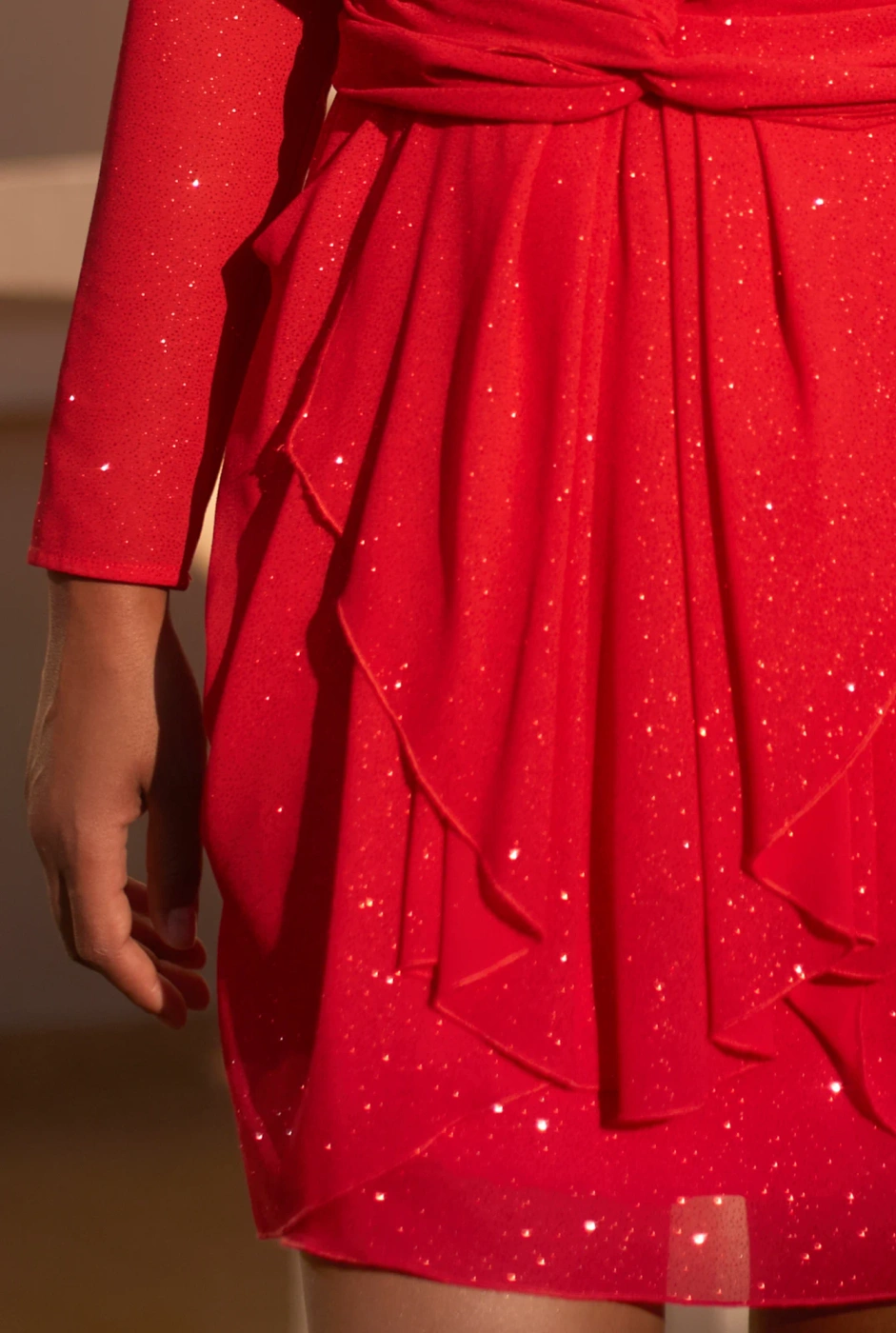 Kinzly - impressive dress in the color of intense red with glitter