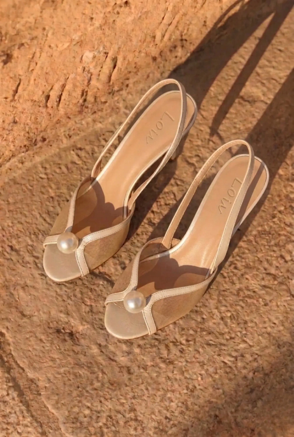 Lumiere – hellbeige Sandalen mit dekorativer Perle