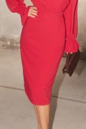 Trus – Himbeer-Midikleid mit langen, ausgefallenen Ärmeln
