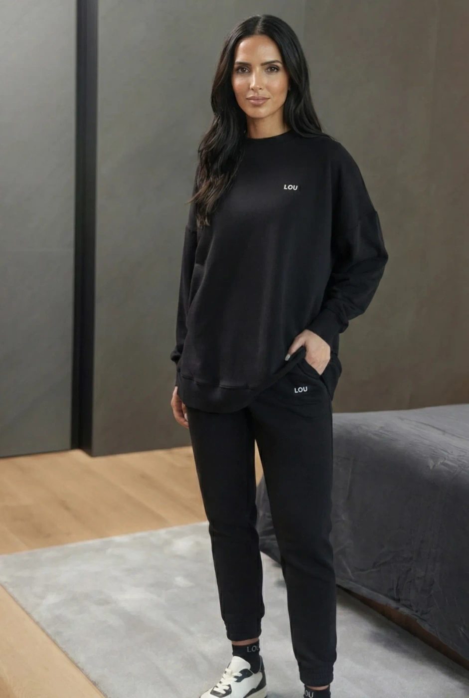 Saura Black - Leichte, bequeme schwarze Pullover mit Logo