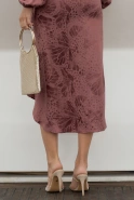 Hemera – braunes Midi-Kleid mit dekorativem Schlitz