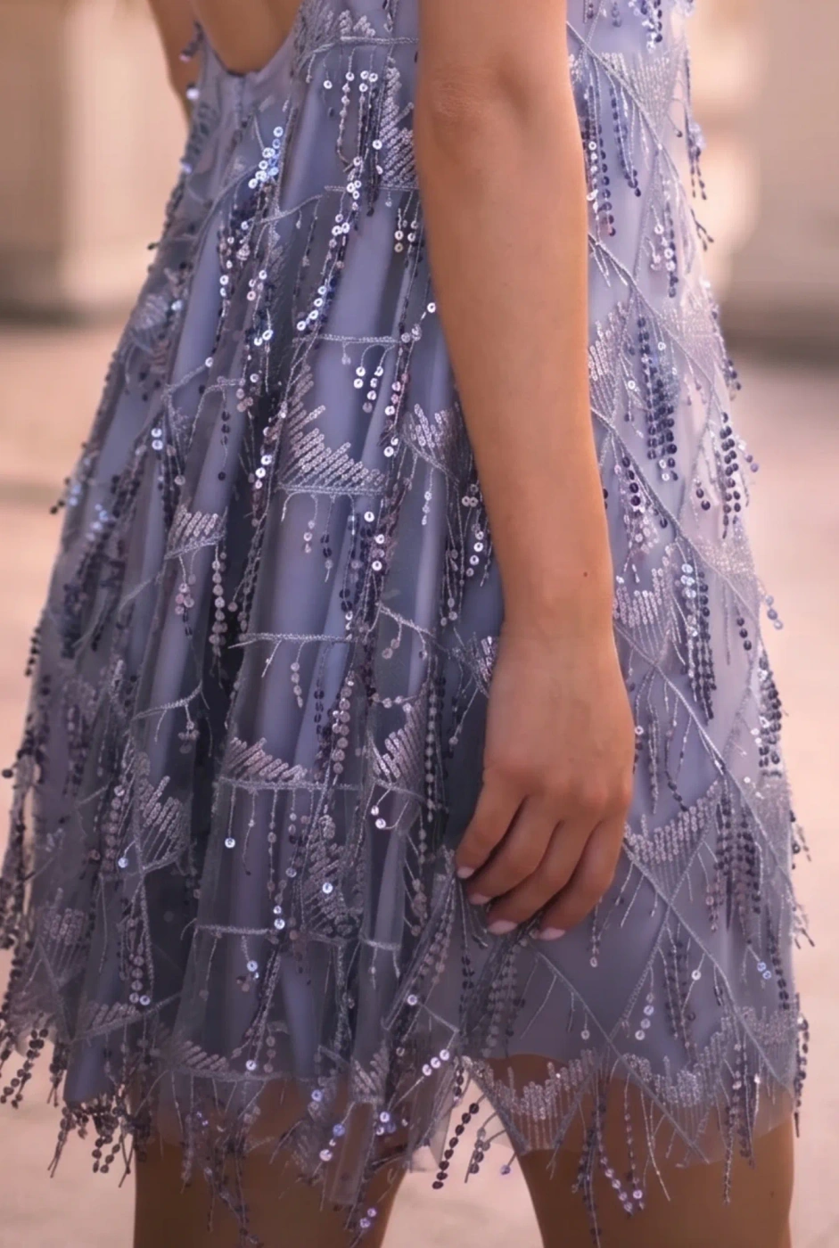 Dinah - graues Kleid mit hängenden Pailletten