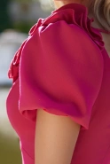 Umbra - Minikleid in leuchtendem Pink mit Stretch-Stoff, Puffärmeln und abnehmbarer Brosche