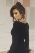 Soledad - Schwarzes Midikleid mit Federn für besondere Anlässe