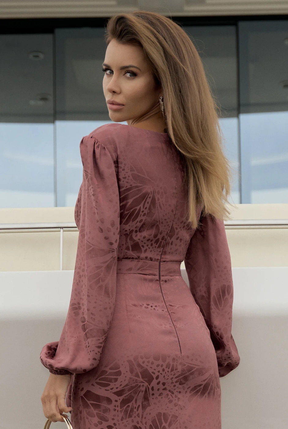 Hemera – braunes Midi-Kleid mit dekorativem Schlitz