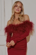 Meryl - kastanienbraunes Kleid mit verzierten Federn