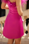 Ganna - Asymmetrisches Minikleid mit Federboa und Trapezrock