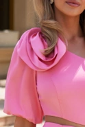 Ritz - Asymmetrisches Midikleid in Rosa mit abnehmbarer Blumenverzierung