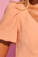 Flare - Pfirsichfarbenes Minikleid mit V-Ausschnitt, Puffärmeln und abnehmbarer Brosche