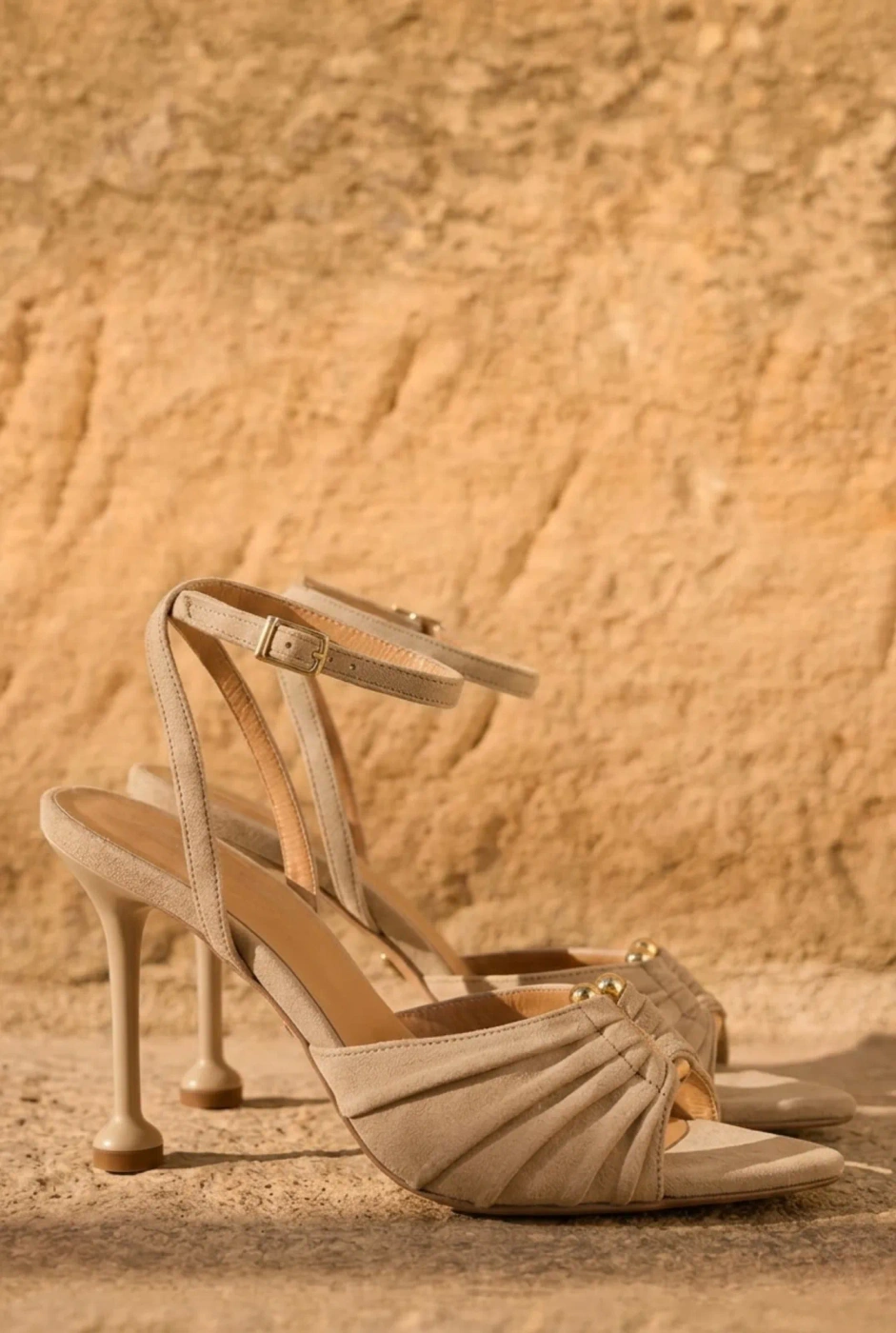 Avialle – beige stiletto sandals with a stable finish