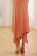 Ariks - Einzigartiges Midikleid in einem pastellfarbenen Orangeton