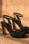 Sense – schwarze Sandaletten mit dekorativem Mesh