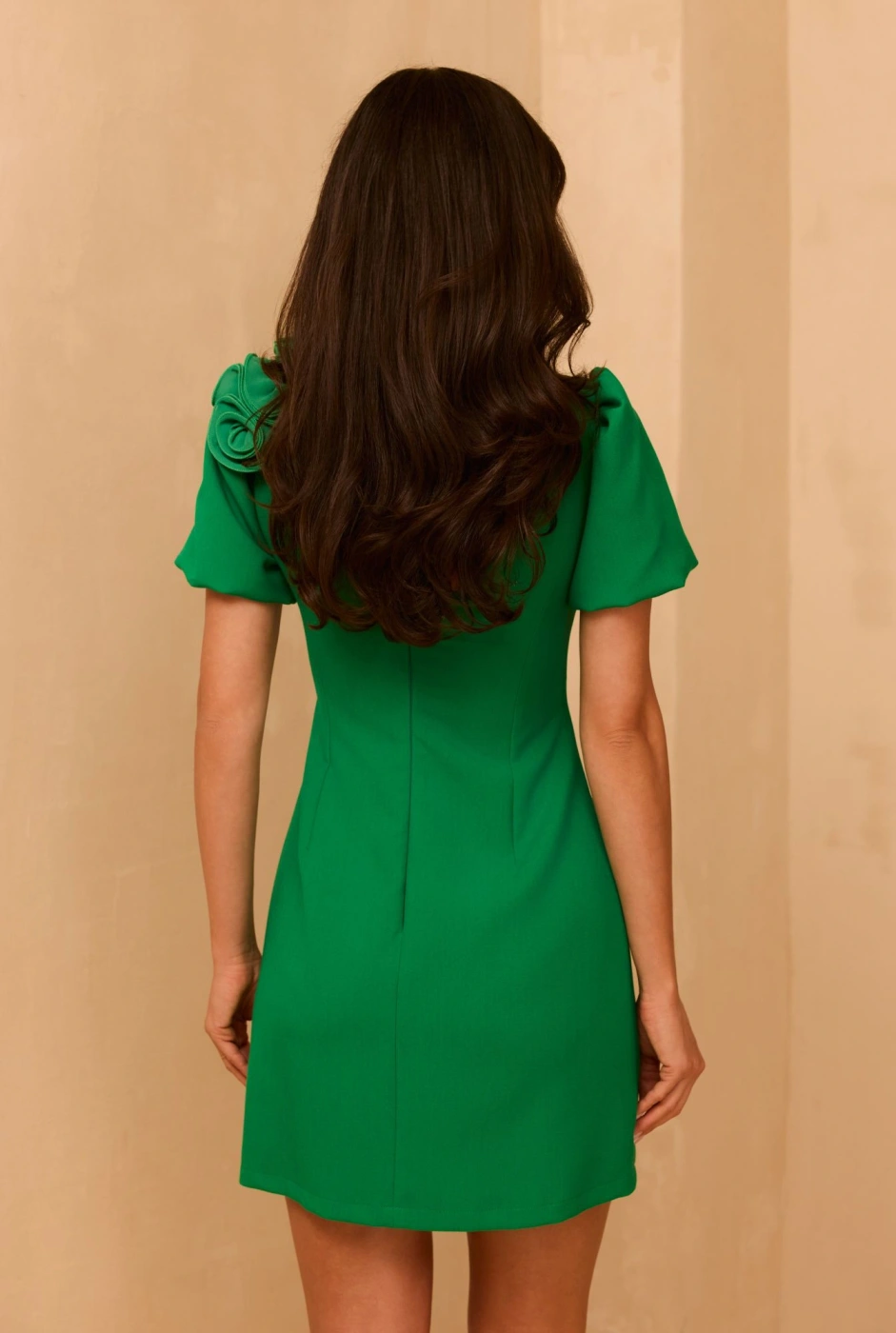 Node - Grünes Minikleid aus Stretchmaterial, mit V-Ausschnitt, Puffärmeln und abnehmbarer Brosche