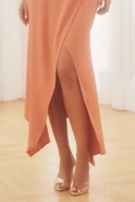 Ariks - Einzigartiges Midikleid in einem pastellfarbenen Orangeton