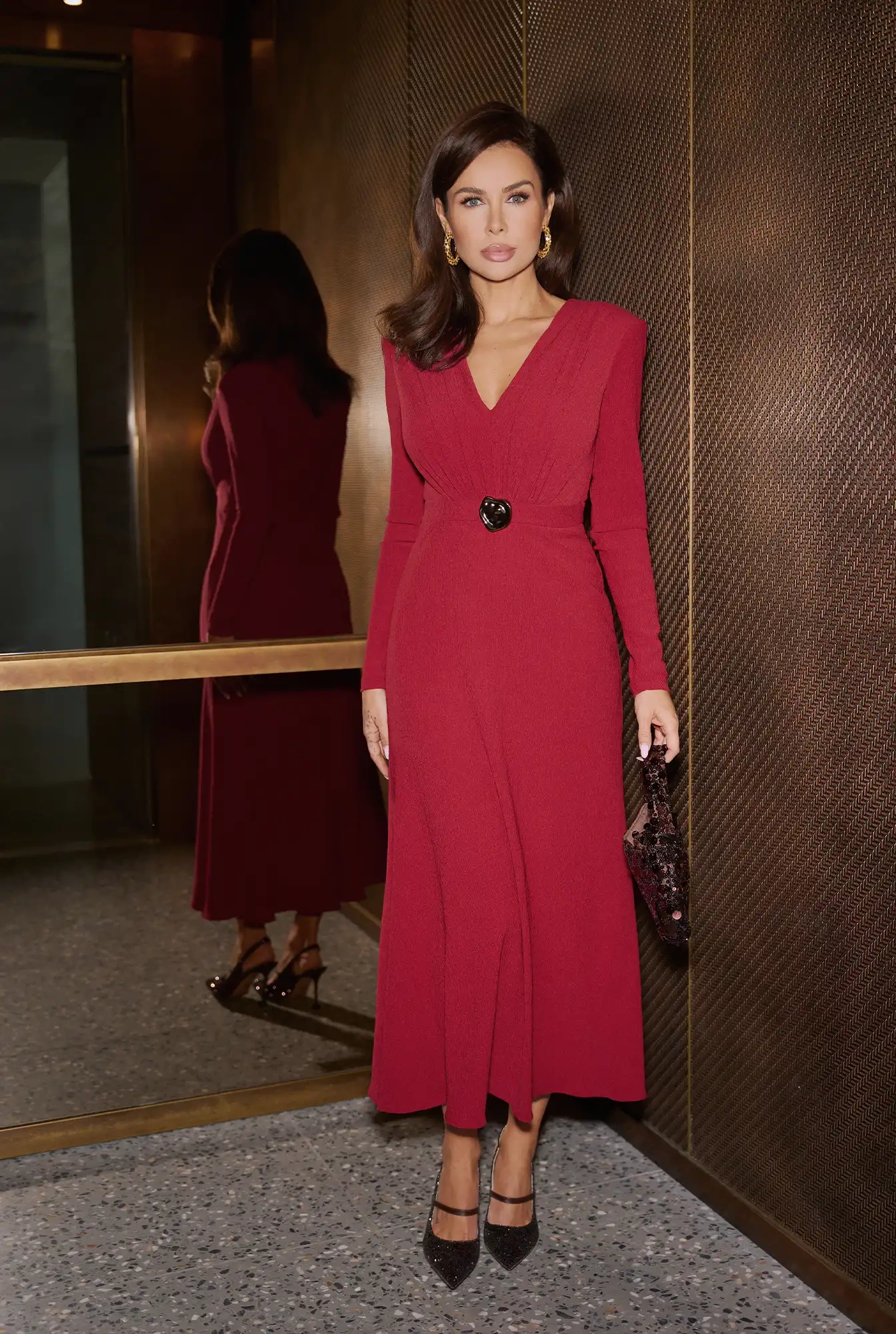 Aniceta – bordeauxfarbenes Midikleid mit Gürtel in der Taille