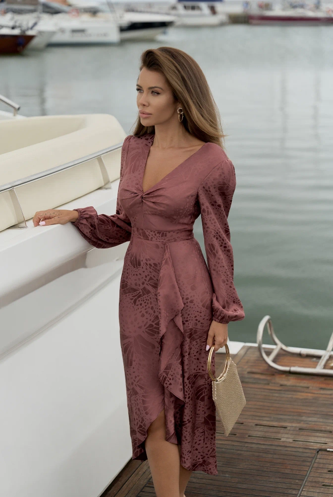 Hemera – braunes Midi-Kleid mit dekorativem Schlitz
