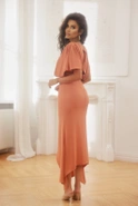 Ariks - Einzigartiges Midikleid in einem pastellfarbenen Orangeton