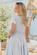 Goreti – blaues Midikleid mit Wellenausschnitt