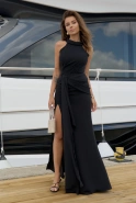 Anora – schwarzes Maxikleid mit Schleppe und Halterneck-Ausschnitt