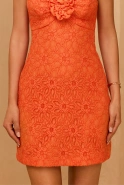 Essence - Orangefarbenes Minikleid mit Herzausschnitt, abnehmbarer Rose und verstellbaren Trägern