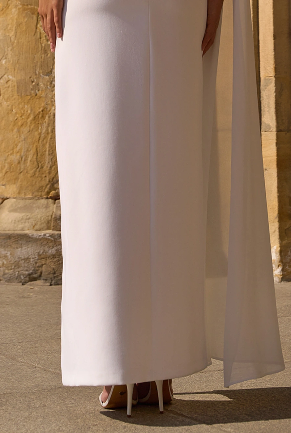 Lilianna - asymmetrisches Brautkleid mit Blumenverzierung