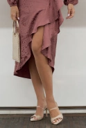 Hemera – braunes Midi-Kleid mit dekorativem Schlitz