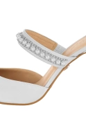 Lia – Elegante weiße Sandalen mit dekorativen Perlen und Zirkonia
